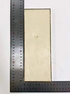 Misura ravvicinata di un ciondolo a forma di gnomo in legno danzante lungo 25,5 cm