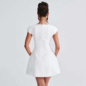 Vue de dos d'une mini-robe trapèze blanche sans manches avec une encolure carrée