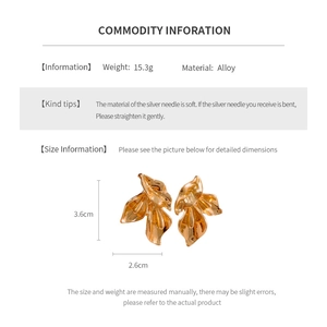 Vue détaillée de boucles d'oreilles feuille dorée avec dimensions et matériaux