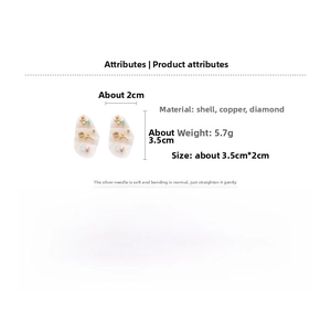 Détail des boucles d'oreilles fleur avec papillon doré, pierres bleues et dimensions