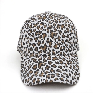 Dettaglio del cappellino leopardato con struttura a sei pannelli e visiera ricurva