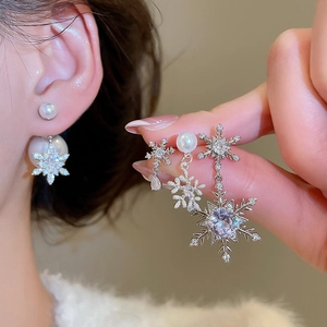 Detailansicht der Schneeflocken-Ohrringe mit Zirkonia und eleganten weißen Perlen