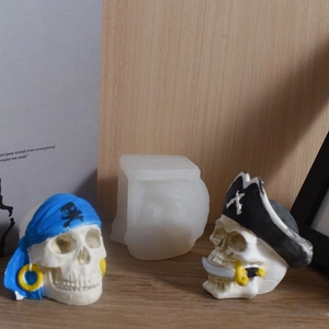 Détail du moule en silicone avec bougies crâne de pirate et ornements crâne guerrier