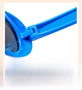 Detailaufnahme des stabilen Scharniers an einer blauen runden Retro-Sonnenbrille