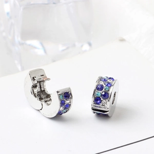 Boucles d'oreilles argentées élégantes avec strass bleus et bleu clair scintillants, vue ouverte