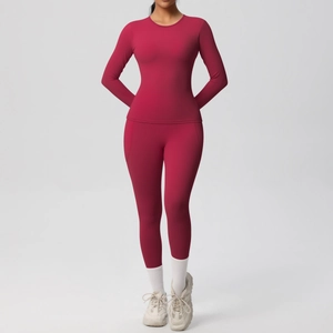 Détail d'un ensemble de yoga bordeaux brossé avec legging taille haute et poche latérale