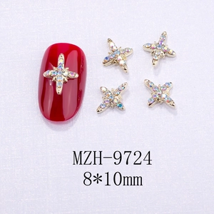 Dettaglio del ciondolo a stella 8x10mm con strass colorati su manicure rossa