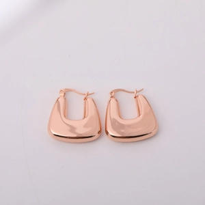 Détails de boucles d'oreilles carrées en U en or rose avec une finition miroir polie