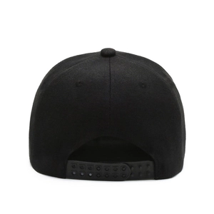 Gorra snapback negra minimalista con correa ajustable y visera plana de estilo sencillo