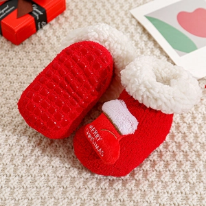 Detail der roten Weihnachts-Babysocken mit rutschfester Silikonsohle und warmem Lammwollfutter
