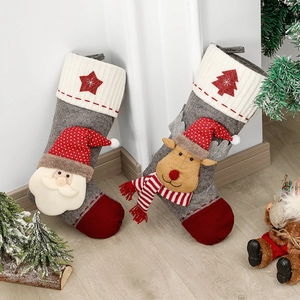 Chaussettes de Noël avec Père Noël et renne en peluche sur feutre gris et tricot rouge