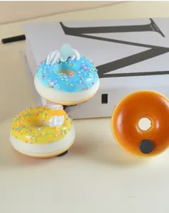 Detailansicht realistischer Donut-Kühlschrankmagnete mit buntem Guss und Magnetrückseite