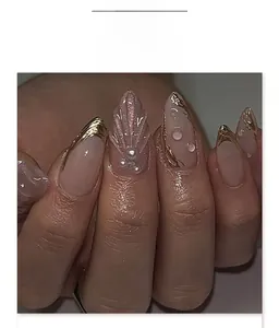 Vue macro d'ongles amande œil de chat rose avec gouttes d'eau 3D et bordures dorées French