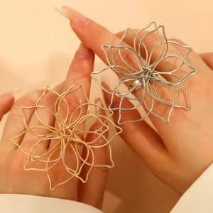 Chic hollow flower ring in gold and silver finish with retro geometric metal design