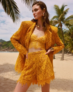 Dettaglio del set tre pezzi in pizzo giallo con ricami floreali in stile vacanza