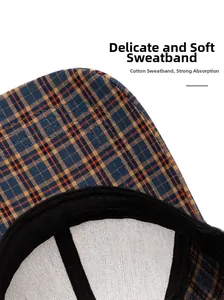 Detailaufnahme der blau-orangen Karo-Cap mit weichem Baumwollschweißband und Netzfutter