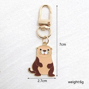 Vue détaillée du porte-clés loutre montrant la hauteur de 7cm et la largeur de 2,7cm