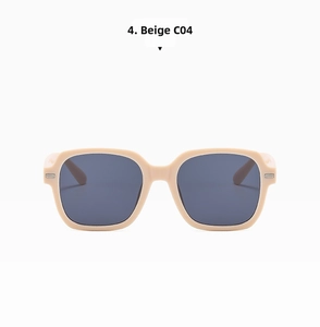 Détail des lunettes de soleil carrées beiges avec verres gris foncé et charnière métallique