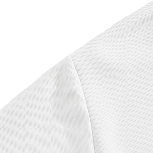 Nahaufnahme eines weißen Poloshirts mit Piqué-Struktur und feinen Nähten im Detail