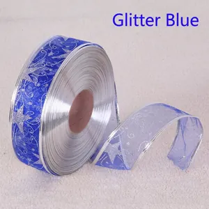Dettaglio del nastro di organza blu glitterato con stelle d'argento e bordi metallici