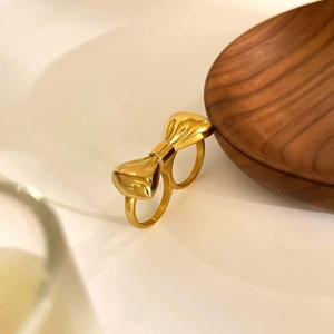 Bague élégante en forme de nœud doré en acier titane poli pour un look minimaliste
