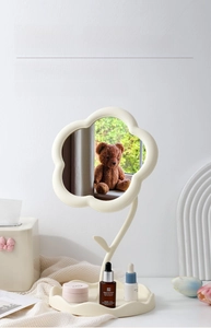 Vue détaillée du miroir de maquillage tournesol avec base à vagues et tige à feuilles