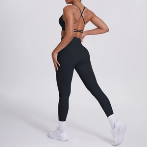 Détails de l'ensemble de yoga noir avec brassière croisée et legging taille haute