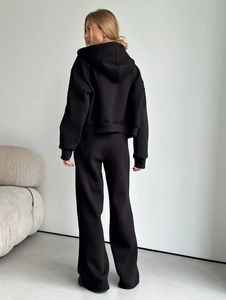 Ensemble sport femme avec sweat à capuche noir et pantalon large en coton de qualité