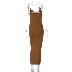 Détail d'une robe midi moulante caramel avec fines bretelles et décolleté en V
