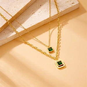 Élégant collier double couche doré avec pendentifs carrés en émeraude verte sur pierre
