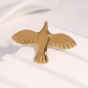 Elegant 18k gold bird-shaped open ring featuring a soaring swallow design on a white pedestal