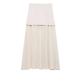Jupe mi-longue plissée beige à taille haute avec un design à empiècements sur fond blanc