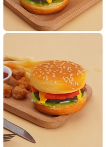 Gros plan d'un modèle de hamburger en PU réaliste avec graines de sésame et textures
