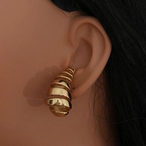 Orecchini a spirale dorati in acciaio inossidabile indossati, stile vintage a goccia