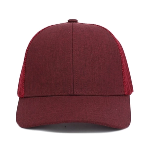 Detailansicht der weinroten Trucker-Mütze mit atmungsaktivem Mesh und strukturierter Baumwolle