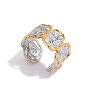 Zweifarbiger Ring aus 18K Gold-Edelstahl mit hohlen Rosenblüten und Hammerschlag-Optik