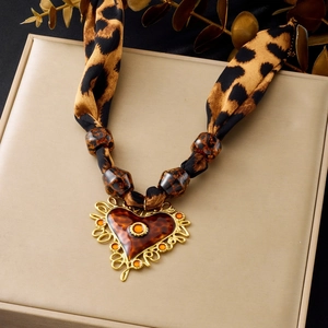 Collier Pendentif Cœur Ruban Satin Léopard Acier Inoxydable Perles Résine Style Bohème Rétro Accessoire Pour Femmes