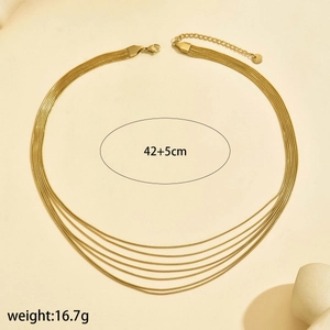 Dettaglio della collana a strati con catena a serpente dorata, lunghezza 42+5cm e peso 16,7g