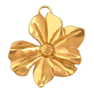 Detailansicht eines goldenen Gänseblümchen-Anhängers mit strukturierten Blütenblättern