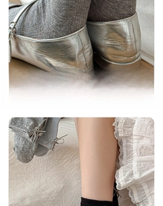 Détail de ballerines Mary Jane argentées avec chaussettes en tricot gris et dentelle