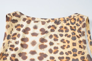 Gros plan sur les coutures de l'encolure à imprimé léopard de la robe moulante sexy