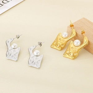 Irregular geometric stainless steel pearl earrings in gold and silver finish