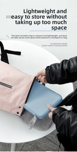 Custodia per tablet azzurra impermeabile inserita facilmente in uno zaino da viaggio