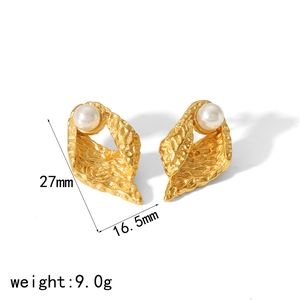 Detailed dimension guide for irregular hammered 18K gold earrings with white pearl inlay