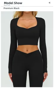 Vue de face de l'ensemble de sport noir à manches longues avec décolleté en cœur et legging