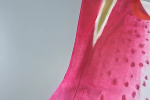 Vue macro détaillée de l'imprimé floral pastèque sur un tissu de robe en maille légère