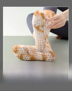 Detailaufnahme der rutschfesten Silikon-Noppen an Tie-Dye Yoga-Socken für Damen