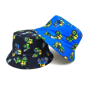Chapeau bob enfant en coton avec motifs tracteurs colorés en noir et bleu éclatant