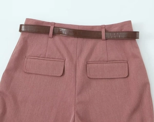Detailansicht der High-Waist-Hose in Altrosa mit braunem Ledergürtel mit Krokoprägung