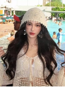 Dettaglio del cappello e copricostume in crochet bianco fatto a mano con perle